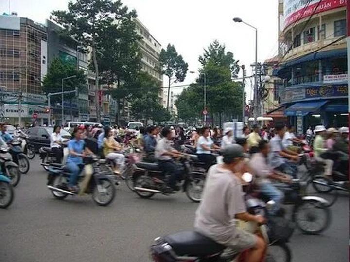 1. Áo hai dây bản mảnh: Áo hai dây bản mảnh tuy nhiên là một trong những mẫu áo khó